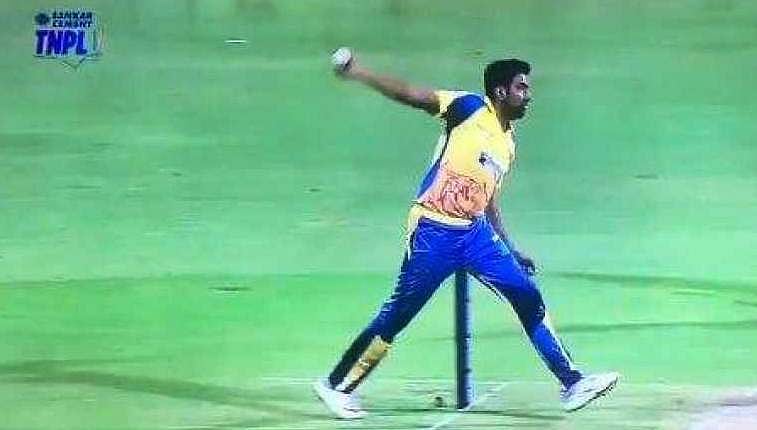 ஒரு கையில் பந்துவீசிய அஸ்வின்