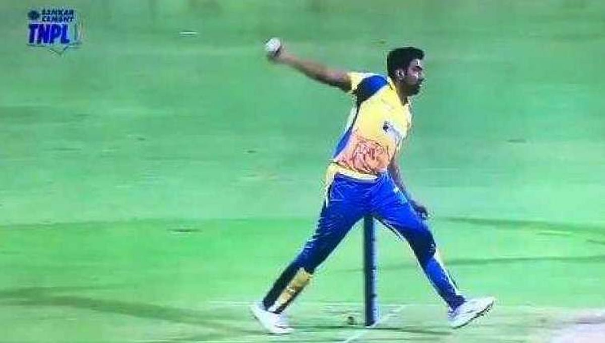 ஒரு கையில் பந்துவீசிய அஸ்வின்