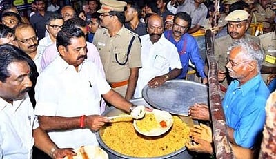 அன்னதான திட்டத்திற்கு ரூ.1 லட்சம் காசோலையை வழங்கினார் முதல்வர் பழனிசாமி