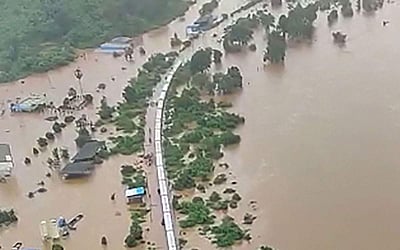 வெள்ளத்தில் சிக்கிய ரயில்