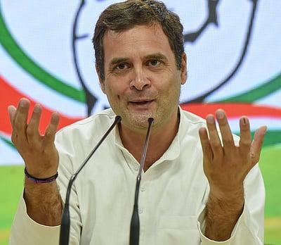 இந்தியப் பொருளாதாரம் தடம் புரண்டுள்ளது : ராகுல் காந்தி ட்வீட் 