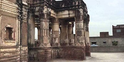 இம்ரான்கான் உத்தரவால் பாகிஸ்தானில் 72 ஆண்டுகளுக்குப் பிறகு திறக்கப்பட்ட இந்துக் கோயில்!