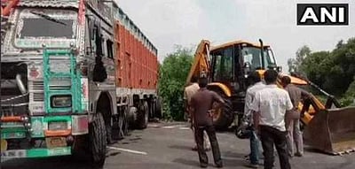 உன்னாவ் பெண்ணின் கார் விபத்துக்கு பயன்படுத்தப்பட்ட லாரி சமாஜ்வாடி தலைவருக்கு சொந்தமானதா?