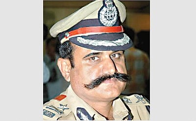 தீரன் படம் பார்த்தபோது மனம் திக்கென்றதா? உண்மையான தீரன் இன்று ஓய்வு பெறுகிறார்!