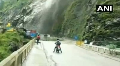 மலைச் சரிவைப் பார்த்திருக்கிறீர்களா? காஷ்மீரில் அருவி போல கொட்டும் மலை!