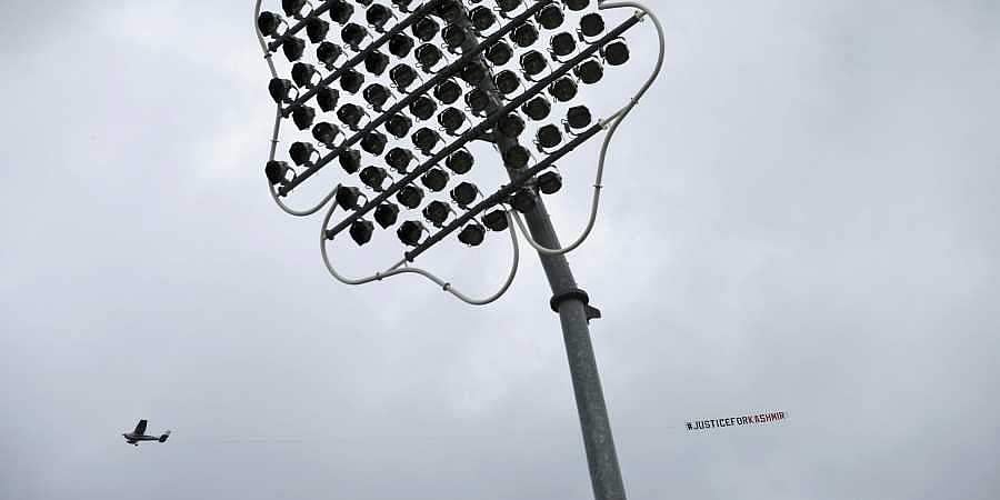 இந்தியா போட்டியில் 'காஷ்மீருக்கு நீதி' வாசகத்துடன் பறந்த விமானம்: ஐசிசி அதிருப்தி