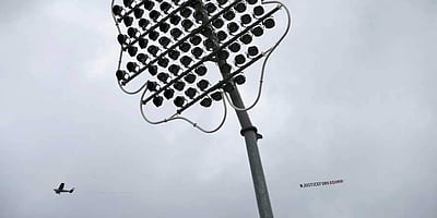 இந்தியா போட்டியில் 'காஷ்மீருக்கு நீதி' வாசகத்துடன் பறந்த விமானம்: ஐசிசி அதிருப்தி