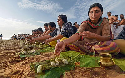 புனித நீராடி முன்னோர்களுக்கு தர்ப்பணம்
