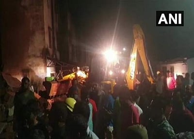 குஜராத்தில் 3 மாடி கட்டடம் இடிந்து விழுந்து 4 பேர் பலி