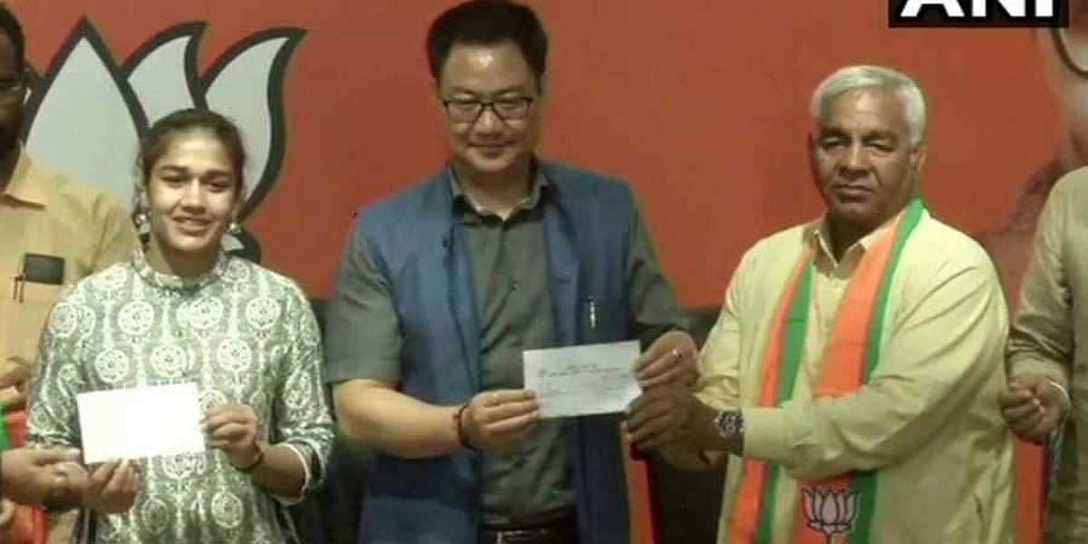 துரோணாச்சார்யா விருது பெற்ற ’டங்கல்’ புகழ் மல்யுத்த வீரர், மகளுடன் பாஜகவில் இணைந்தார்!