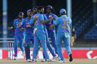 விராட் கோலி, புவனேஸ்வர் குமார் அசத்தல்: ஒருநாள் தொடரில் இந்தியா முன்னிலை