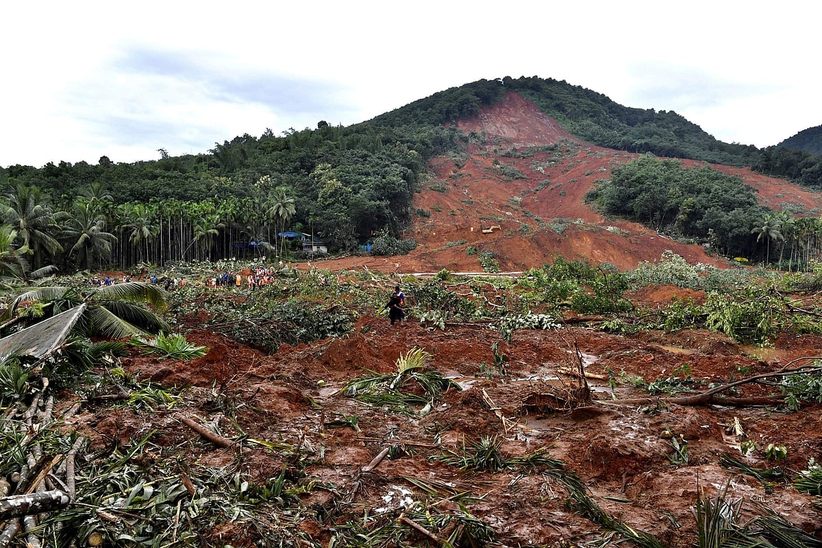 மரணத்திலும் மகனை விட்டுப் பிரியாத தாயின் கரங்கள்!