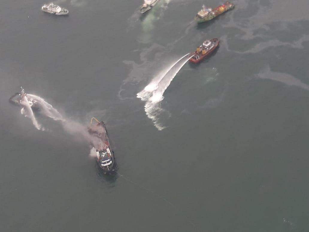 விசாகப்பட்டினத்தில் நடுக்கடலில் நின்றிருந்த கப்பலில் பயங்கர தீ விபத்து: 28 பேர் மீட்பு (திகிலூட்டும் விடியோ)