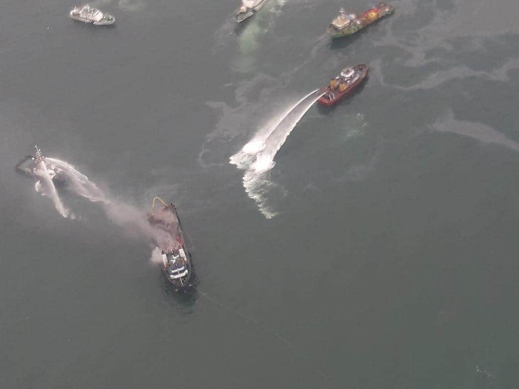 விசாகப்பட்டினத்தில் நடுக்கடலில் நின்றிருந்த கப்பலில் பயங்கர தீ விபத்து: 28 பேர் மீட்பு (திகிலூட்டும் விடியோ)