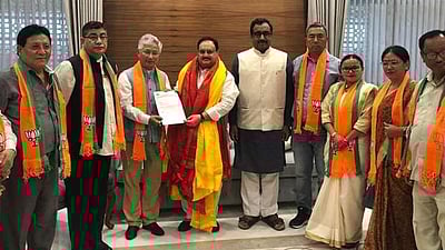 சிக்கிம் சிக்கிம் ஜனநாயக முன்னணி எம்எல்ஏ-க்கள் 10 பேர் பாஜகவில் ஐக்கியம்