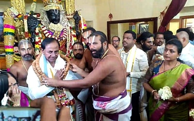 அத்தி வரதரை தரிசித்த தெலுங்கானா முதல்வர்
