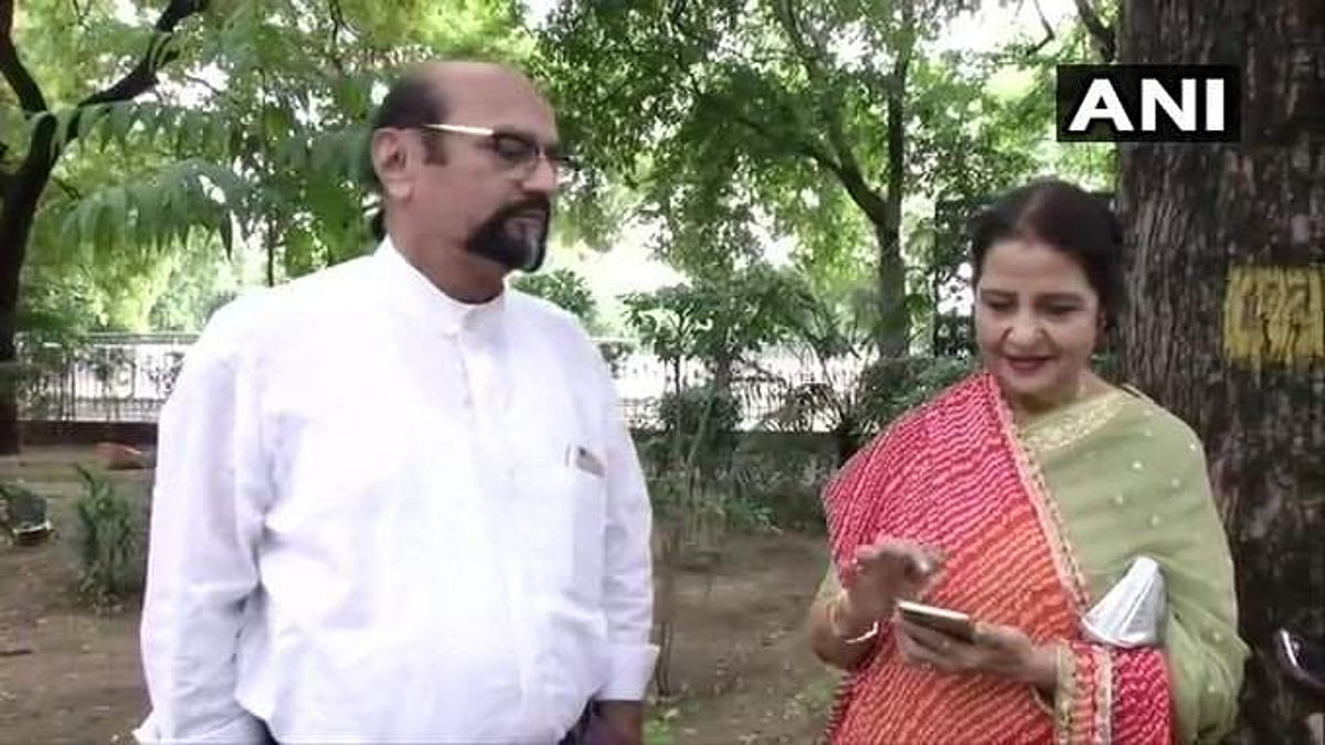 தொடர்ந்து 20 ஆண்டுகளாக பிரதமர் மோடிக்கு ராக்கி கட்டும் பாகிஸ்தான் பெண் இவர் தான்!