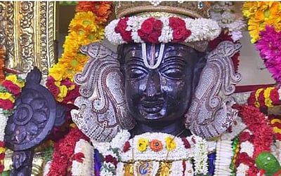 46-வது நாளில் புஷ்பங்கி சேவையில் அருள்பாலிக்கும் அத்திவரதர்!