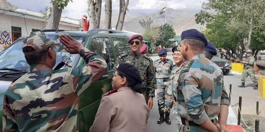 லடாக்கில் ராணுவ வீரர்களோடு சுதந்திர தினம் கொண்டாடிய 'தல' தோனி!