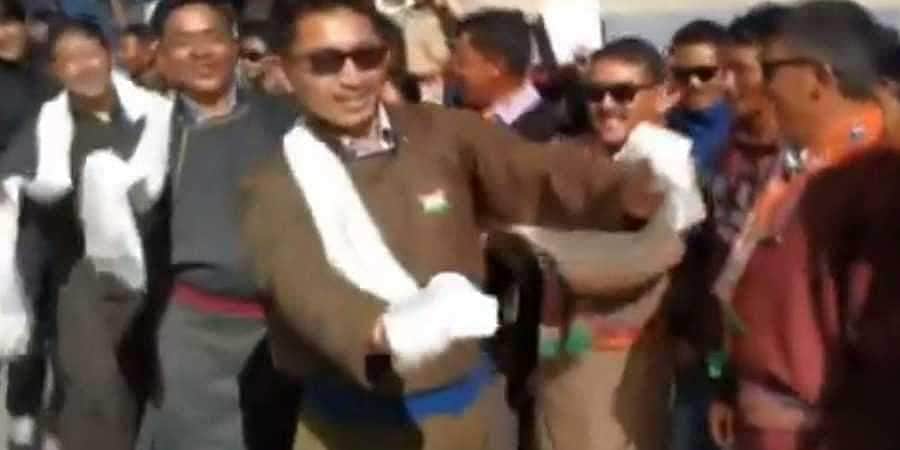 சுதந்திர தின விழா: மக்களுடன் இணைந்து நடனமாடிய லடாக் எம்.பி! வைரல் விடியோ