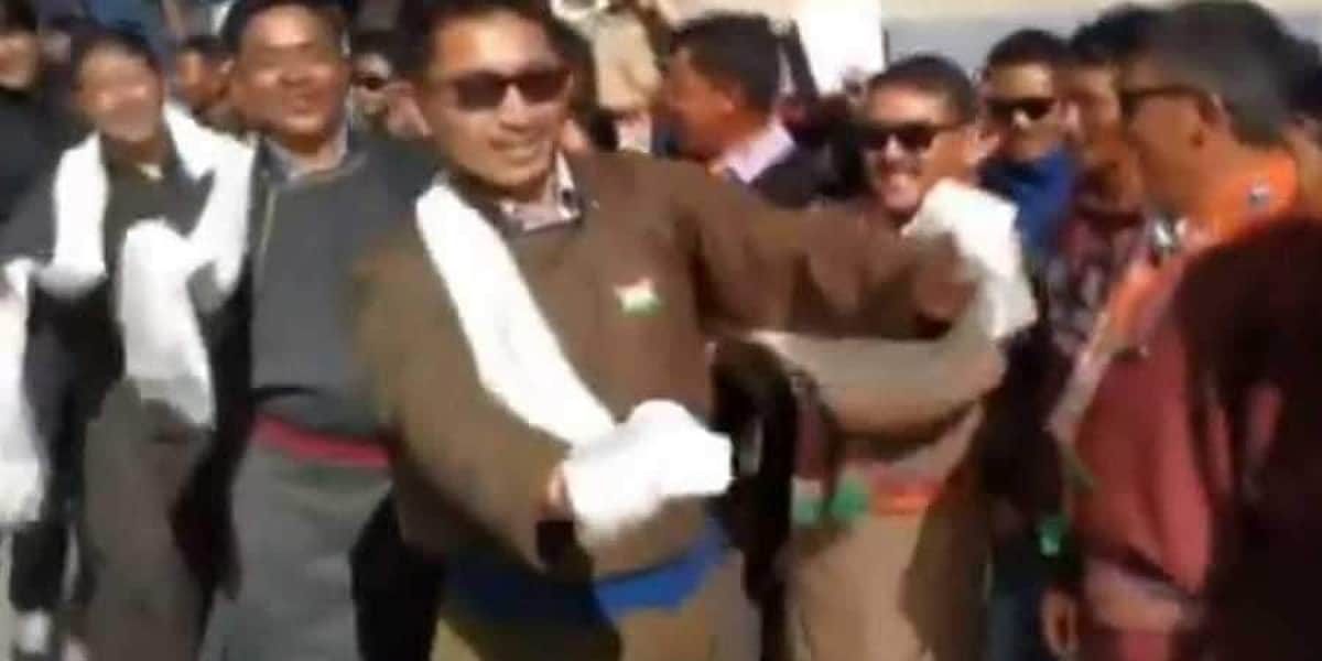 சுதந்திர தின விழா: மக்களுடன் இணைந்து நடனமாடிய லடாக் எம்.பி! வைரல் விடியோ