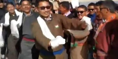 சுதந்திர தின விழா: மக்களுடன் இணைந்து நடனமாடிய லடாக் எம்.பி! வைரல் விடியோ