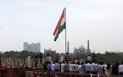 மூவர்ணக் கொடியேற்றினார் பிரதமர் மோடி