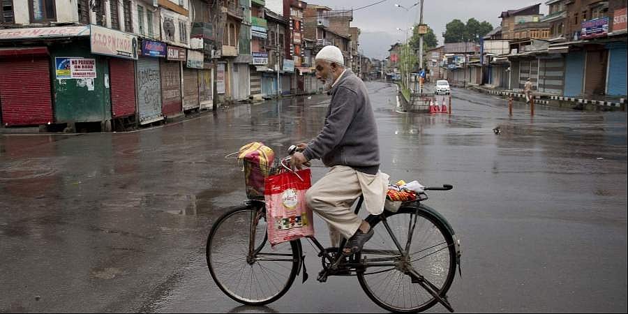 காஷ்மீர்: மருத்துவமனையில் கூட்டம் குறைவு.. ஆனால் ஆம்புலன்ஸில் வரும் உடல்கள் அதிகம்