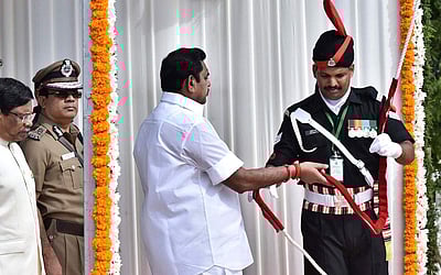 கோட்டையில் தேசியக் கொடியை ஏற்றிய முதல்வர்