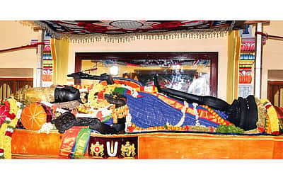 அத்திவரதரை குளத்தில் வைக்கும் நிகழ்வு