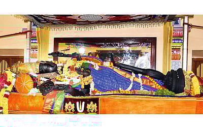 அத்திவரதரை குளத்தில் வைக்கும் நிகழ்வு