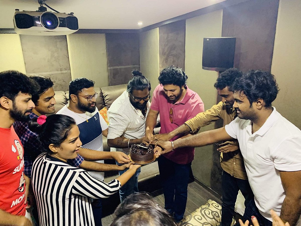 படம் வெளியான முதல் நாளிலேயே வெற்றியைக் கொண்டாடிய கோமாளி படக்குழு! (படங்கள்)