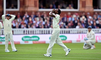 ஆக்ரோஷமான பந்துவீச்சால் அறிமுக டெஸ்டிலேயே கிரிக்கெட் உலகின் கவனம் ஈர்த்துள்ள ஜோஃப்ரா ஆர்ச்சர்! (விடியோ)