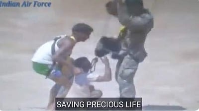 'தாவி' ஆற்று வெள்ளத்தில் சிக்கியவர்களை தீரத்துடன் மீட்ட இந்திய விமானப் படை