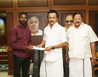 ஆசிய தடகளப்போட்டியில் வெள்ளி வென்ற தமிழக வீரருக்கு திமுக ரூ. 5 லட்சம் நிதியுதவி 