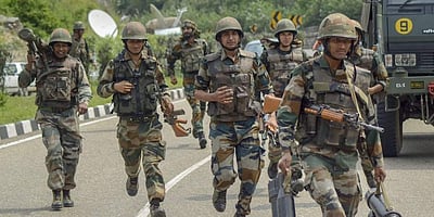 ஜார்க்கண்டில் சி.ஆர்.பி.எஃப் படையினரிடையே மோதல்: இரண்டு அதிகாரிகள் பலி; இருவர் படுகாயம்