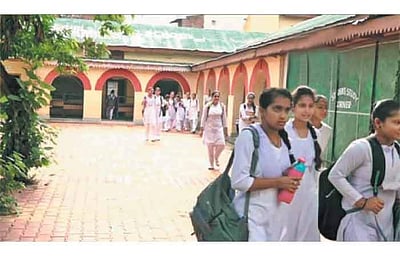 குழந்தைகளை பள்ளிக்கு அனுப்பத் தயங்கும் பெற்றோர்கள்! காஷ்மீர் இயல்புநிலைக்குத் திரும்பியதா?