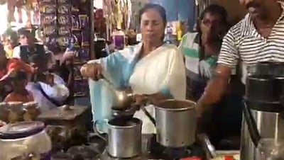 மேற்கு வங்க முதல்வர் மம்தா பானர்ஜி எடுத்த டீ பிரேக்: சுவையான தேனீர் தயாரித்து அசத்திய விடியோ