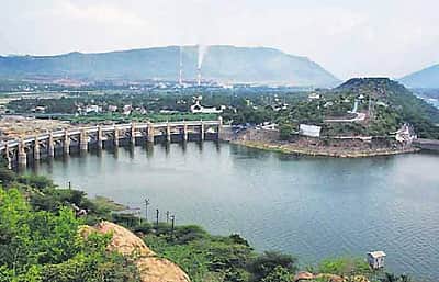 மேட்டூா் அணைக்கு நீா்வரத்து விநாடிக்கு 10,000 கன அடியாகச் சரிவு