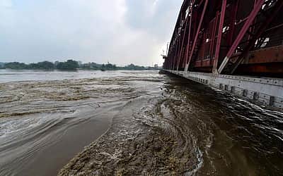 அபாய நீர்மட்டத்தை தாண்டி ஓடும் யமுனை நதி