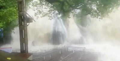 குற்றாலம் அருவிகளில் வெள்ளப்பெருக்கு