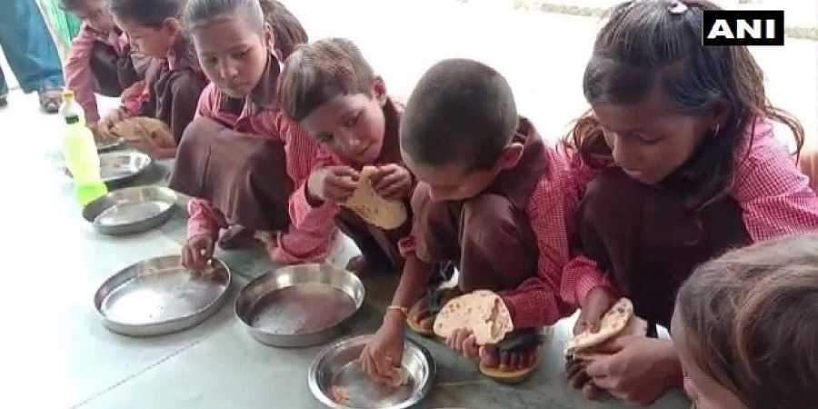 உ.பி பள்ளியில் சிறார்களுக்கு சப்பாத்தி, உப்பு: விடியோ எடுத்த பத்திரிகையாளர் மீது வழக்குப்பதிவு