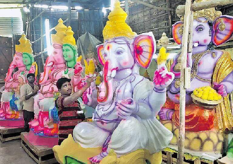 குடிசைத் தொழிலாக விநாயகர் சிலைகளை தயாரிக்கும் கிராமங்கள் 