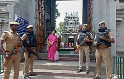 உண்டியல் பணத்தை அபகரித்ததாக புகாா்:
கோனியம்மன் கோயிலில் சோதனை