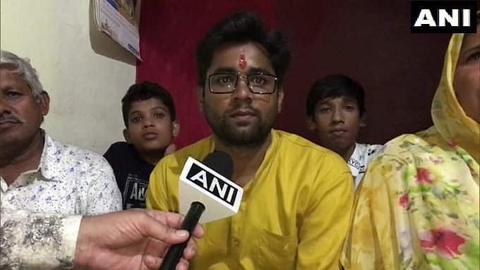 நீதிமன்ற கார் ஓட்டுநரின் மகன் சிவில் நீதிபதித் தேர்வில் வெற்றி பெற்று சாதனை