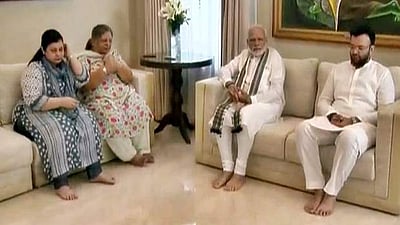 அருண் ஜேட்லி இல்லத்துக்கு நேரில் சென்று ஆறுதல் கூறிய பிரதமர் மோடி