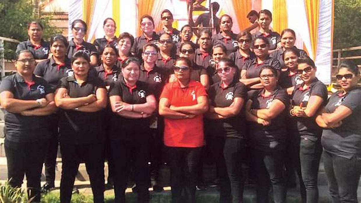 கருப்பு சீருடையில் கலக்கும் பெண் பவுன்சர்கள்!