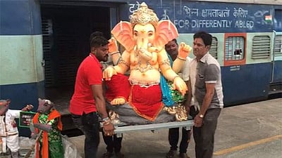 ரயிலில் வந்திறங்கிய பிரம்மாண்ட விநாயகர் சிலைகள்!