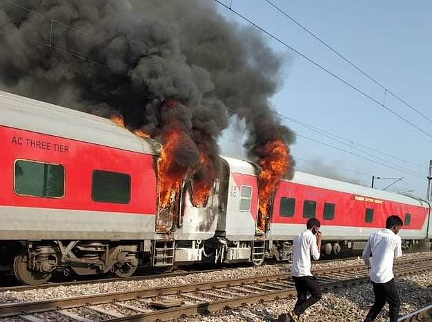 தெலங்கானா விரைவு ரயிலில் பயங்கர தீ விபத்து: யாருக்கும் பாதிப்பில்லை!