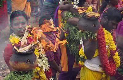 அம்மன் கோவில்களில் நேர்த்திக்கடன் செலுத்திய பக்தர்கள்